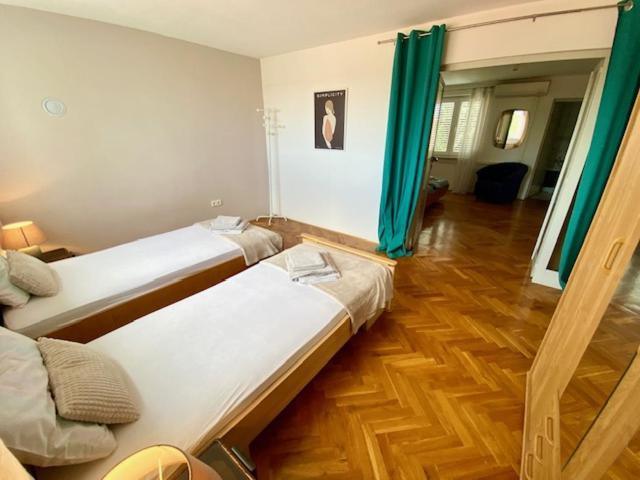 Big First Floor Near Arena And Centre