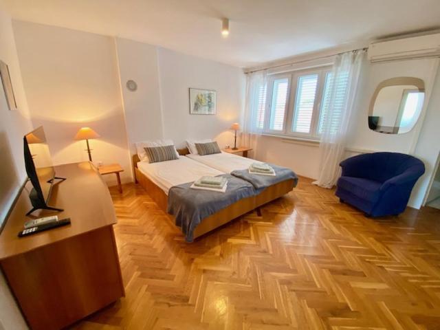 Big First Floor Near Arena And Centre Apartment *